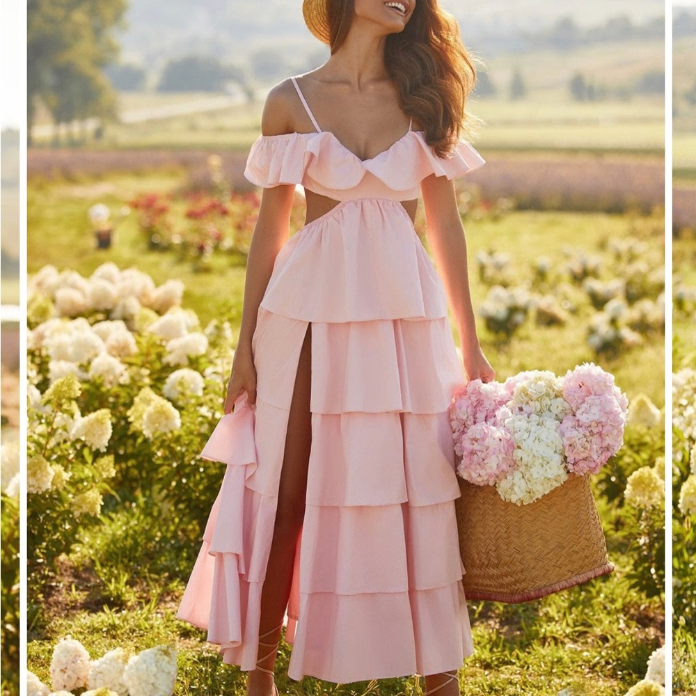 tiered maxi dress. side cut-outs, an open back, straps.elastic waistband